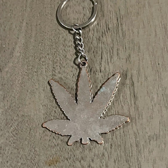 Jamaican Pot Leaf Key Ring - Picture 6 of 7